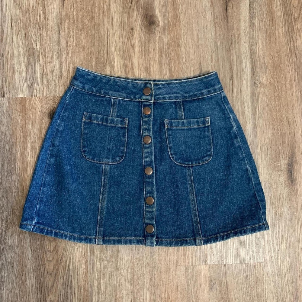 Brandy Melville Malia denim mini skirt w/ front buttons in dark wash - size 24